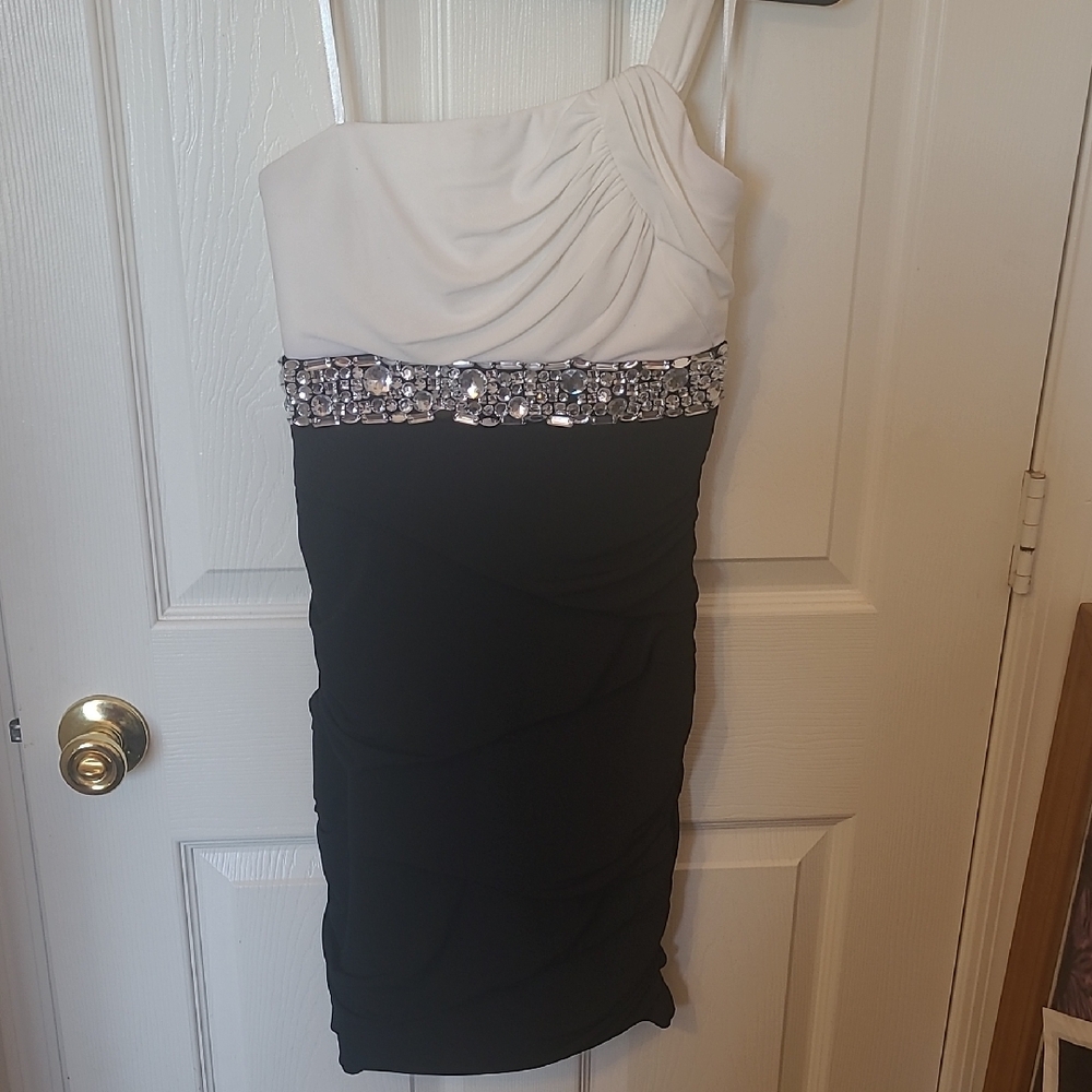 Elegant Black and White One-Shoulder Dress